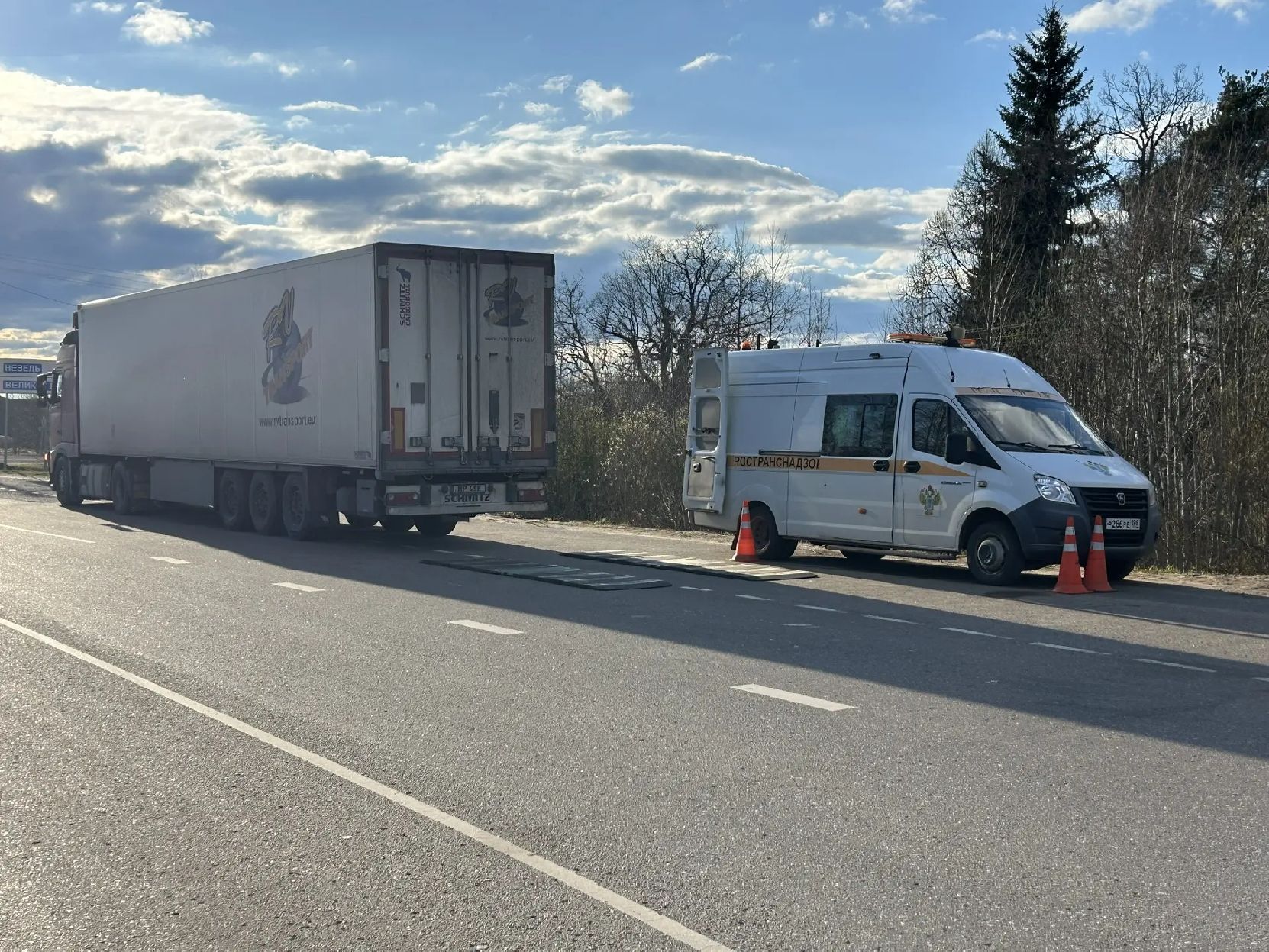 Сотрудниками ТОГАДН по Псковской области МТУ Ространснадзора по СЗФО выявлено нарушение правил перевозки крупногабаритного груза